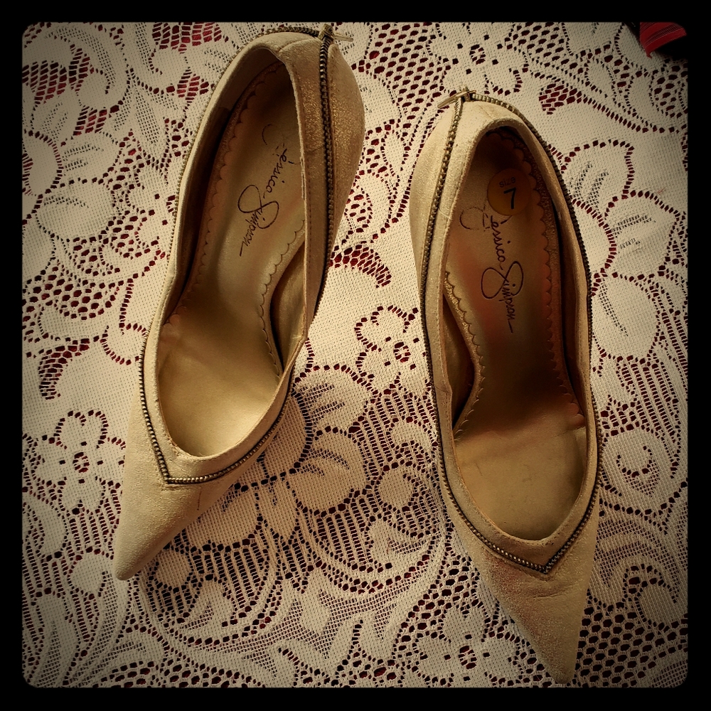 Jessica Simpson sz7B Pointed Toe Gold Pumps